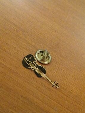 Unique Gold Tone Violin Lapel Pin - Lightweight Delicate Collectible Detailed